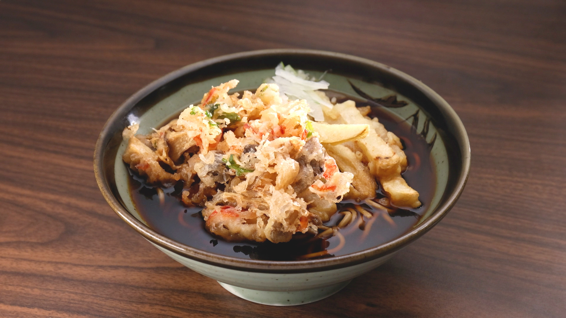 東京･笹塚 暗黒つゆが絶品! ノスタルジーそば