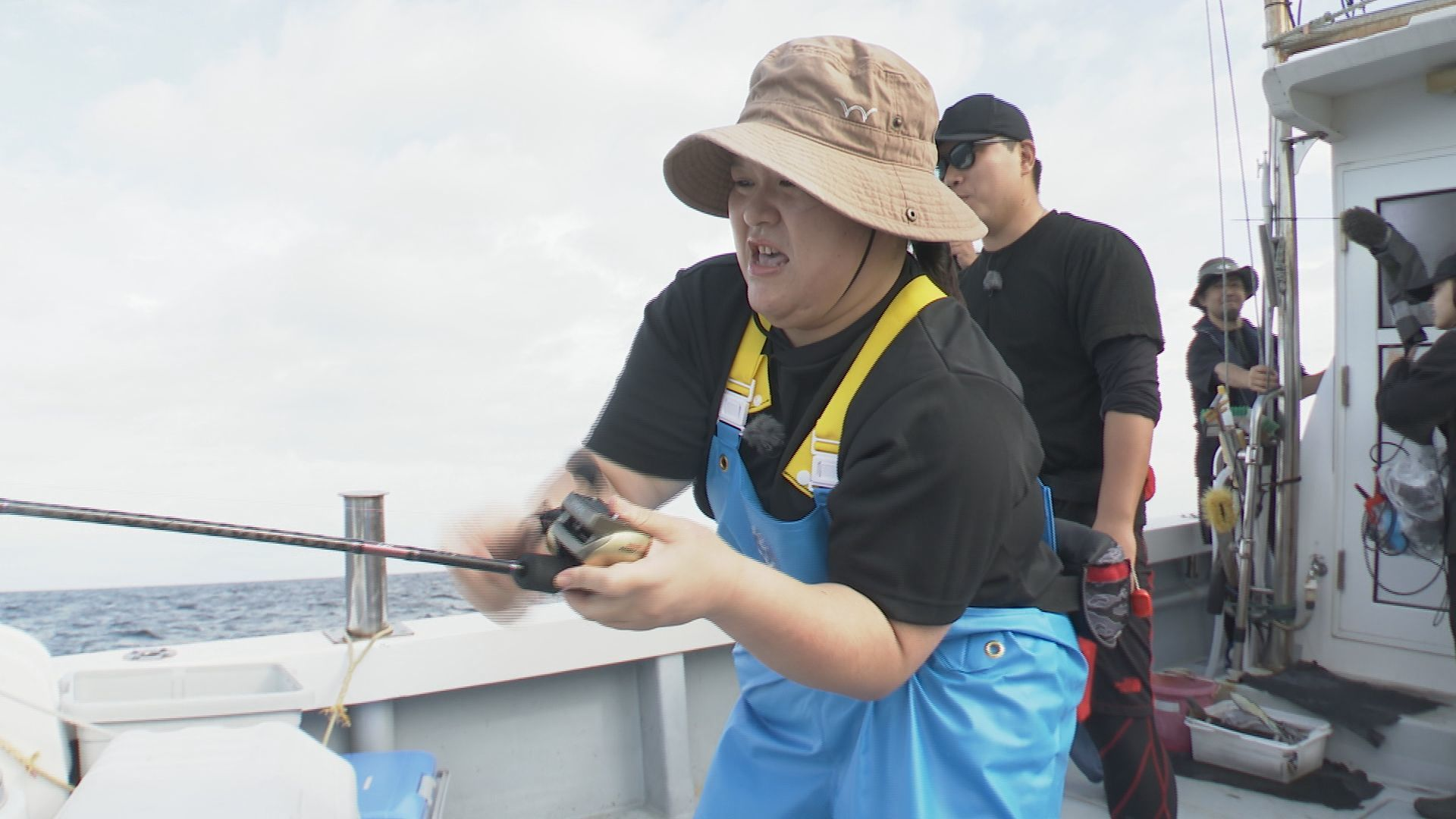 玄界灘で旬のマダイを釣って食べる! 大物ヒットで船上大パニック