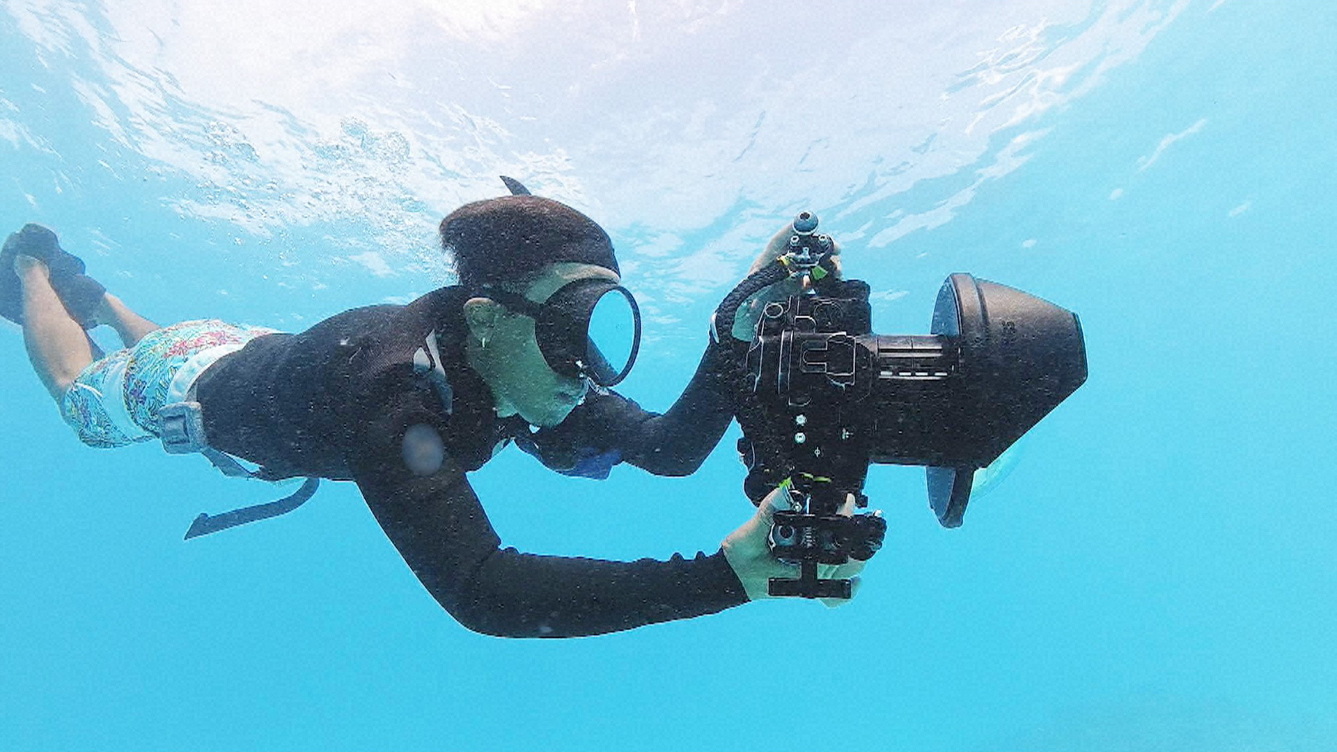 グッと! 地球便 観光客が激減しているサイパンで水中写真を撮る息子へ