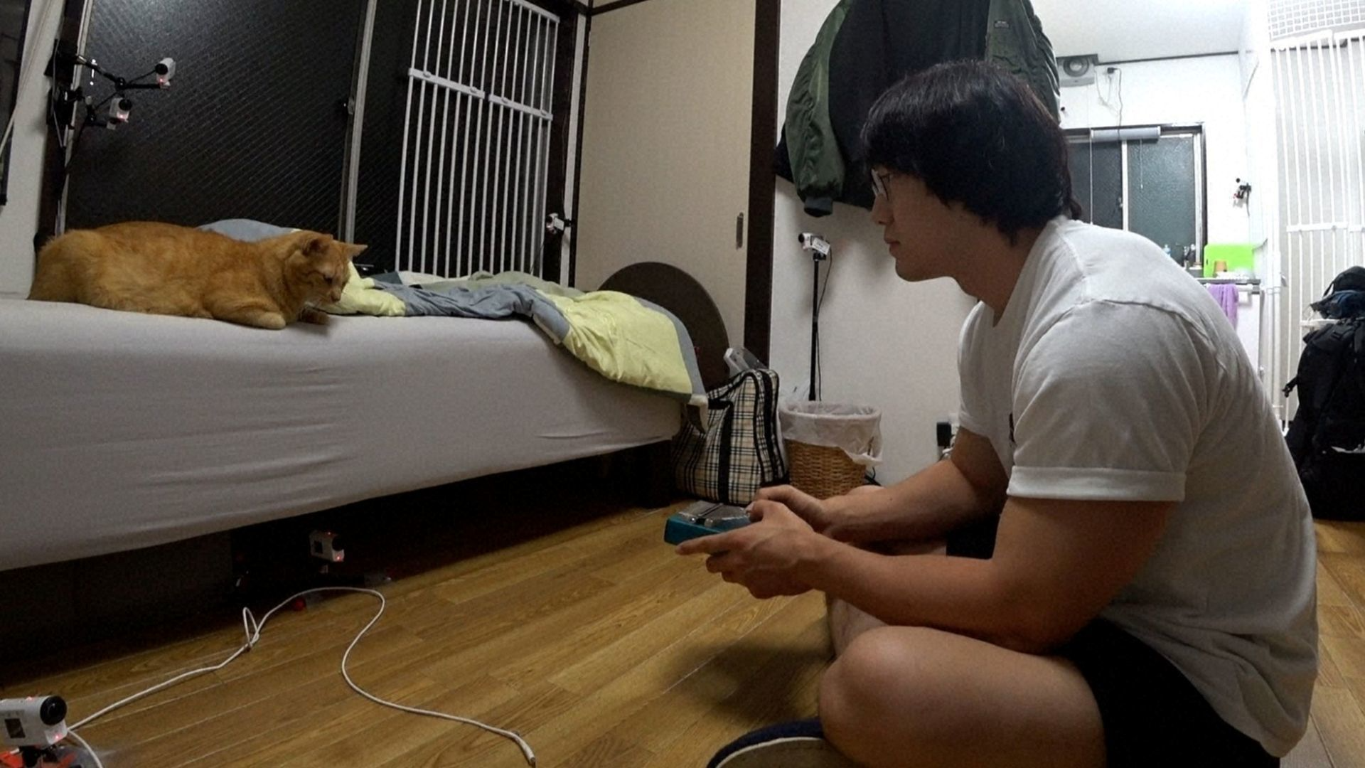 人気芸人青木マッチョ&保護猫お別れ直前にはじめて添い寝