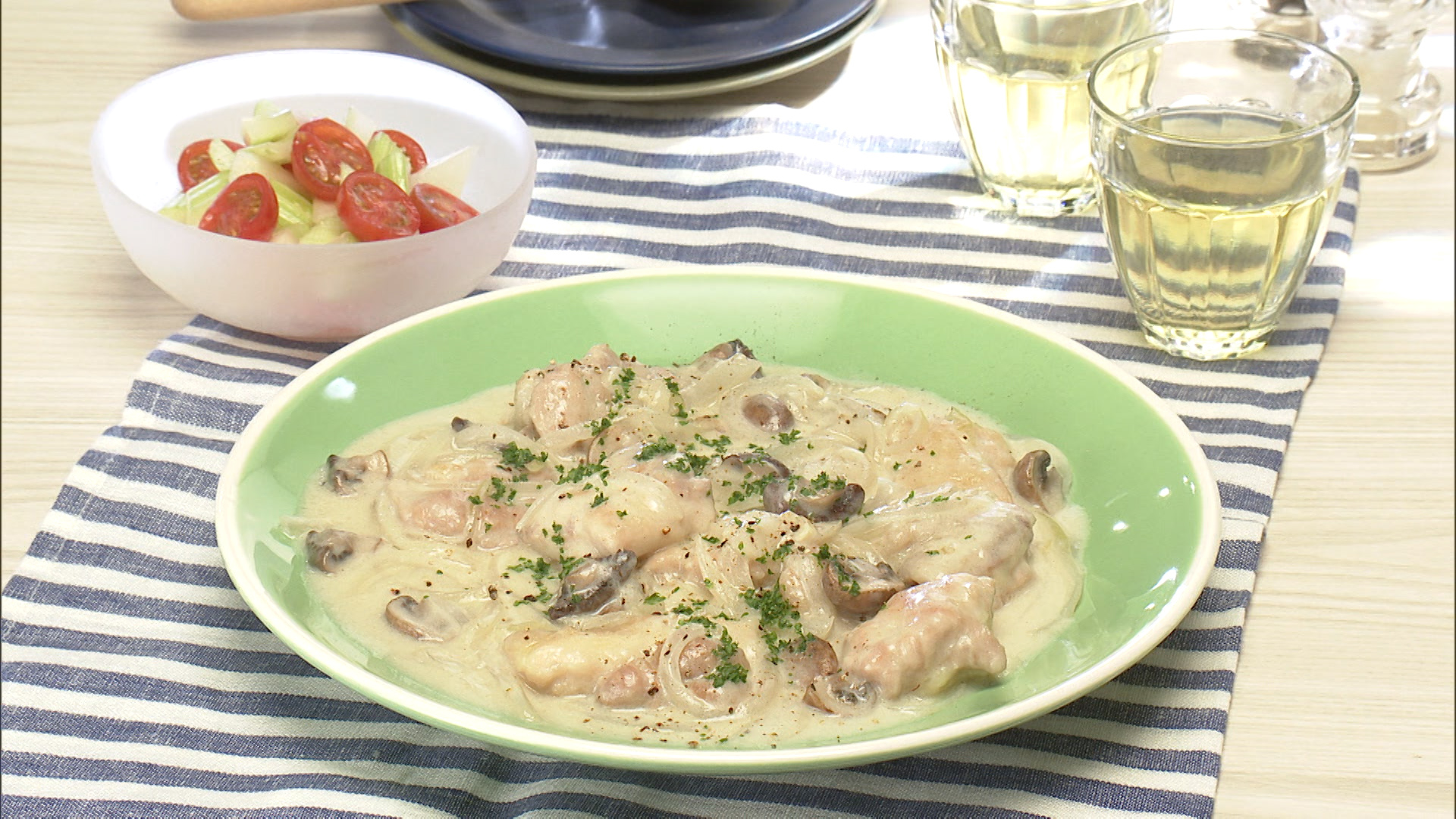 チキンフリカッセ／セロリとトマトのマリネ