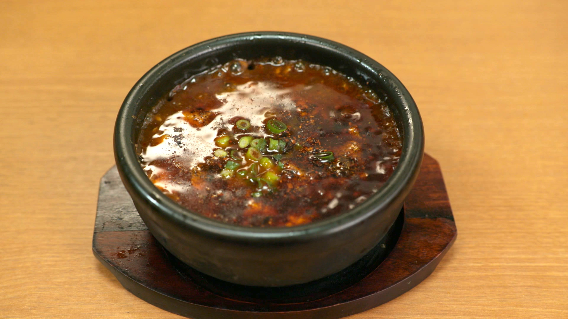 東京都荒川区三河島の緑と赤の麻婆豆腐