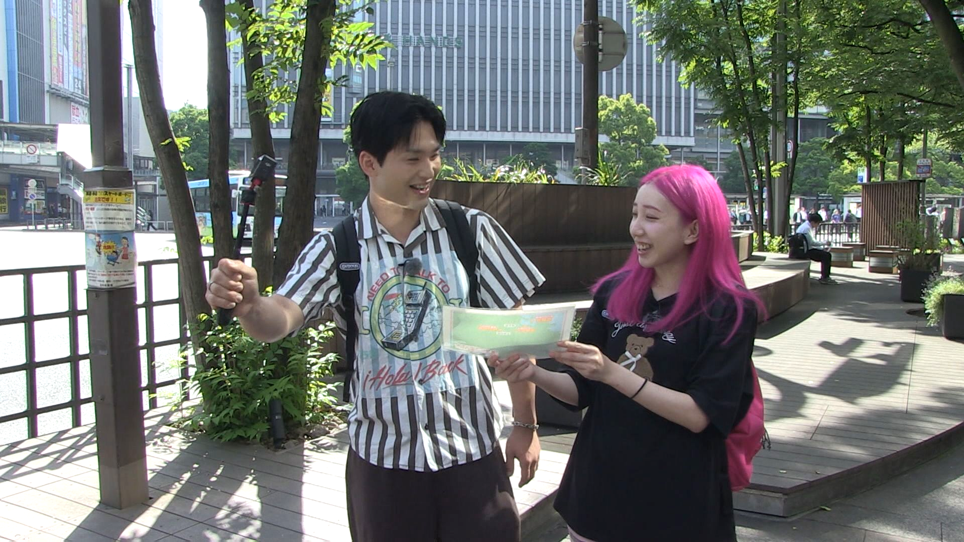 三上悠亜絶賛! あいなぷぅと年下俳優がハードロケ★福岡縁結びスポットロケ