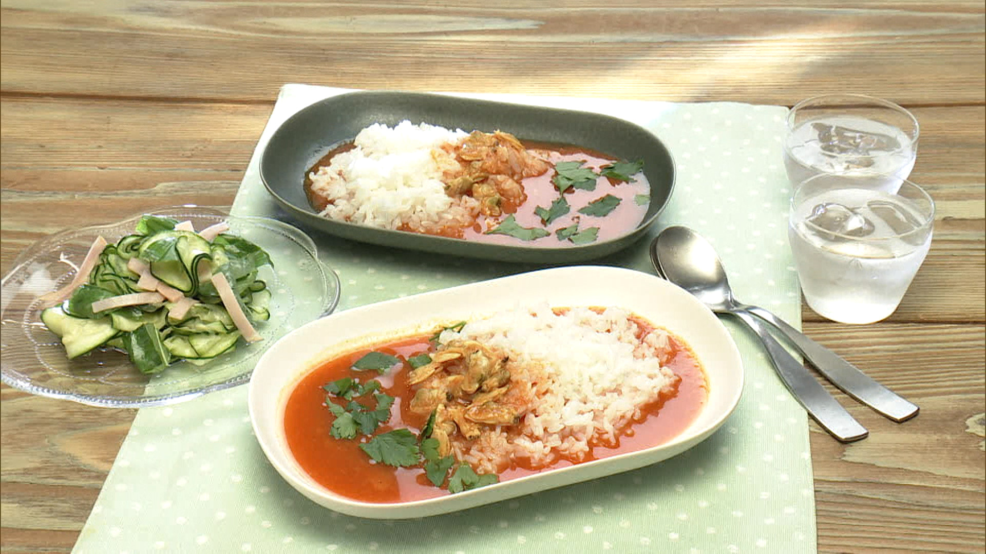 あさり缶の冷やしトマトカレー／ズッキーニとハムのバジルサラダ