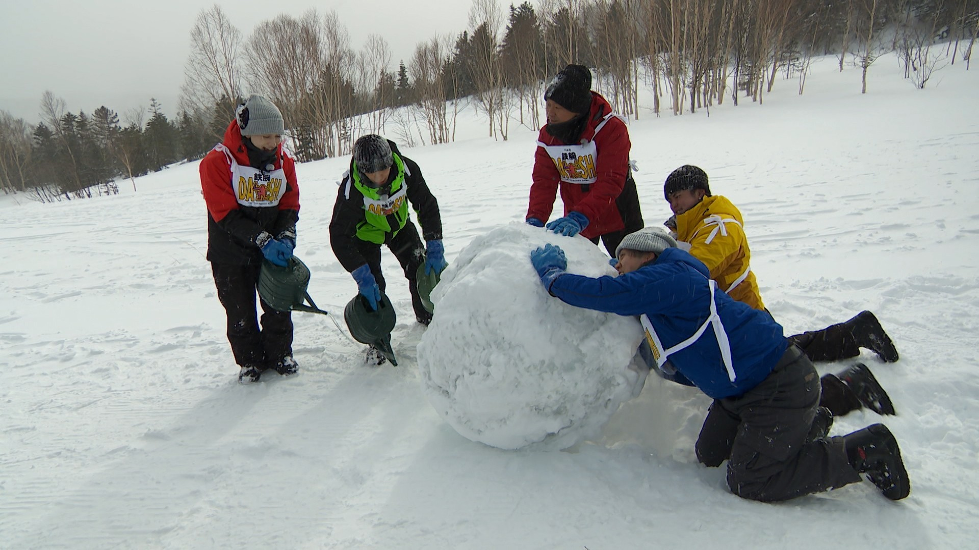 雪玉転がしてどこまで大きくできるか? NEWS増田参戦!
