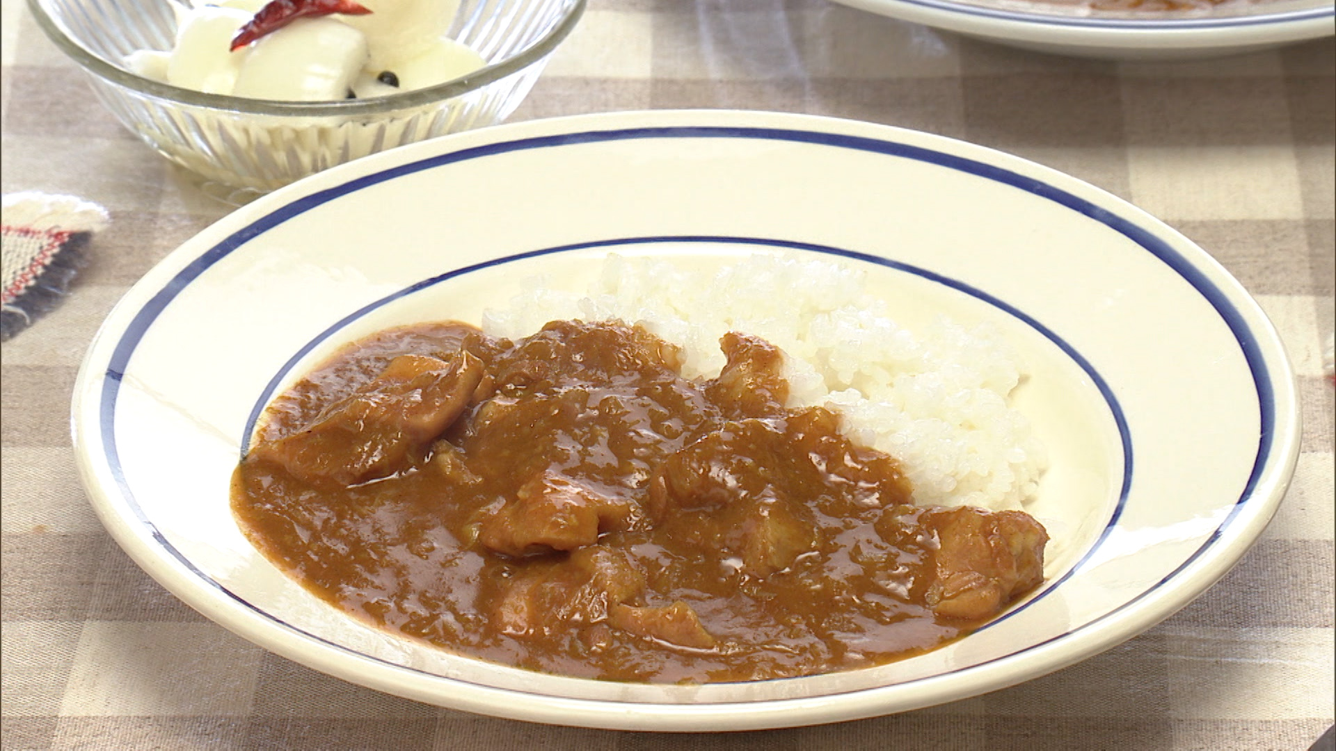 鶏肉と玉ねぎのカレー／玉ねぎピクルス