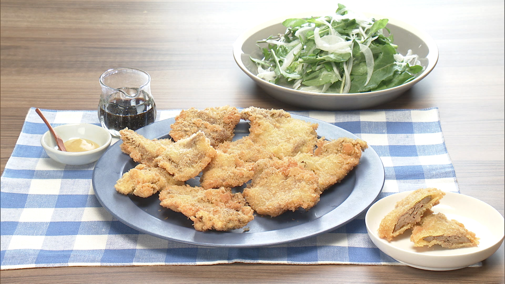 鶏レバーカツ／ルッコラと新玉のレモンサラダ