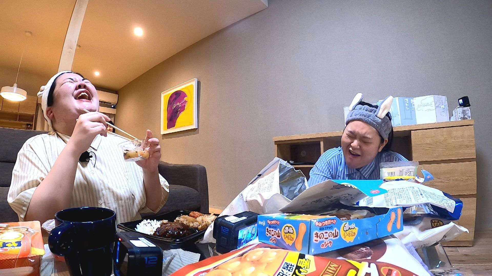 背徳感たっぷり! 深夜のコンビニ女子会