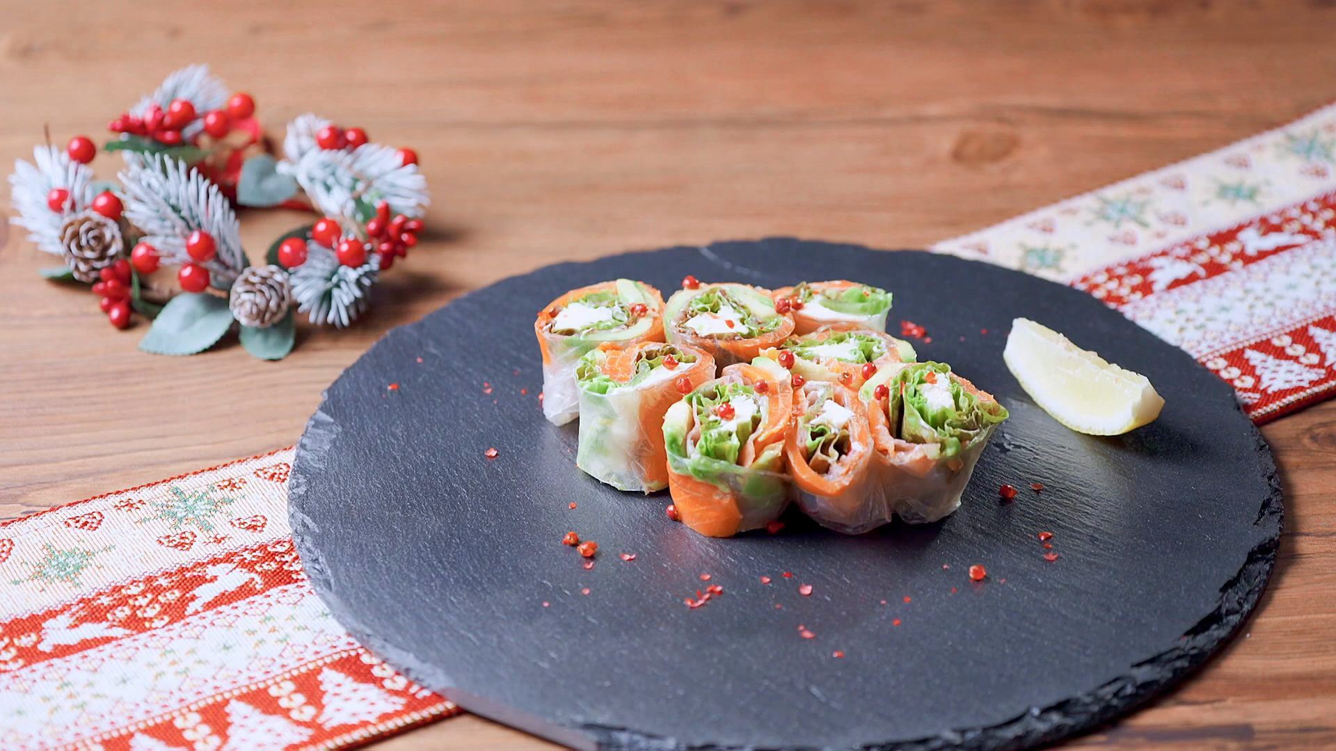 サーモンとアボカドのクリスマスロール