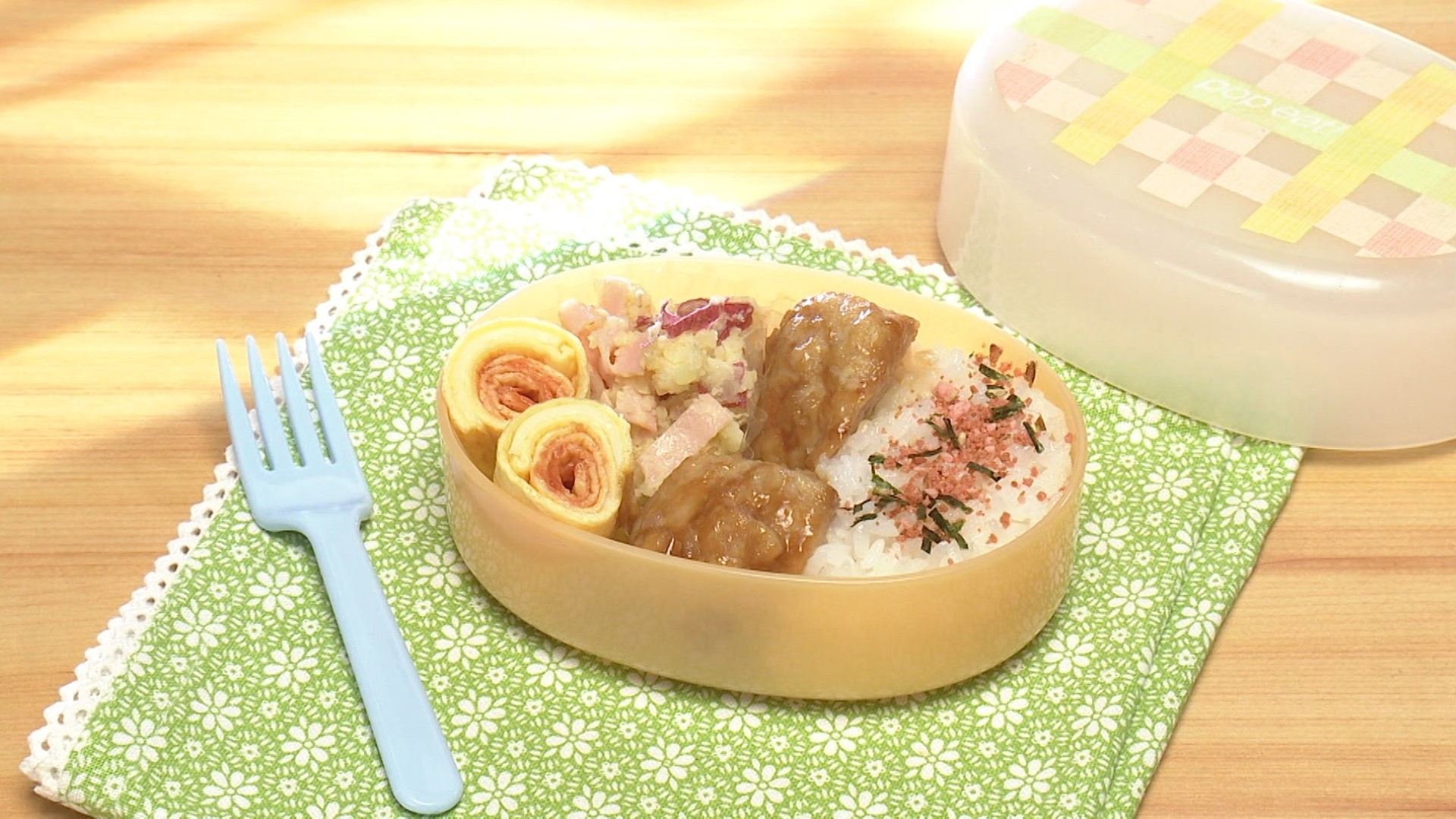 レンチン鶏バーグ弁当 (照り焼き鶏バーグ／くるくる卵焼き／さつま芋のごまマヨサラダ)