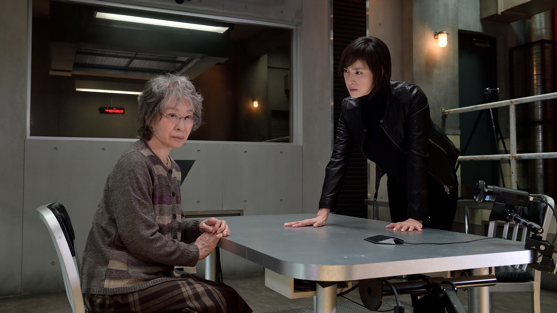 第一話 傘をさす女