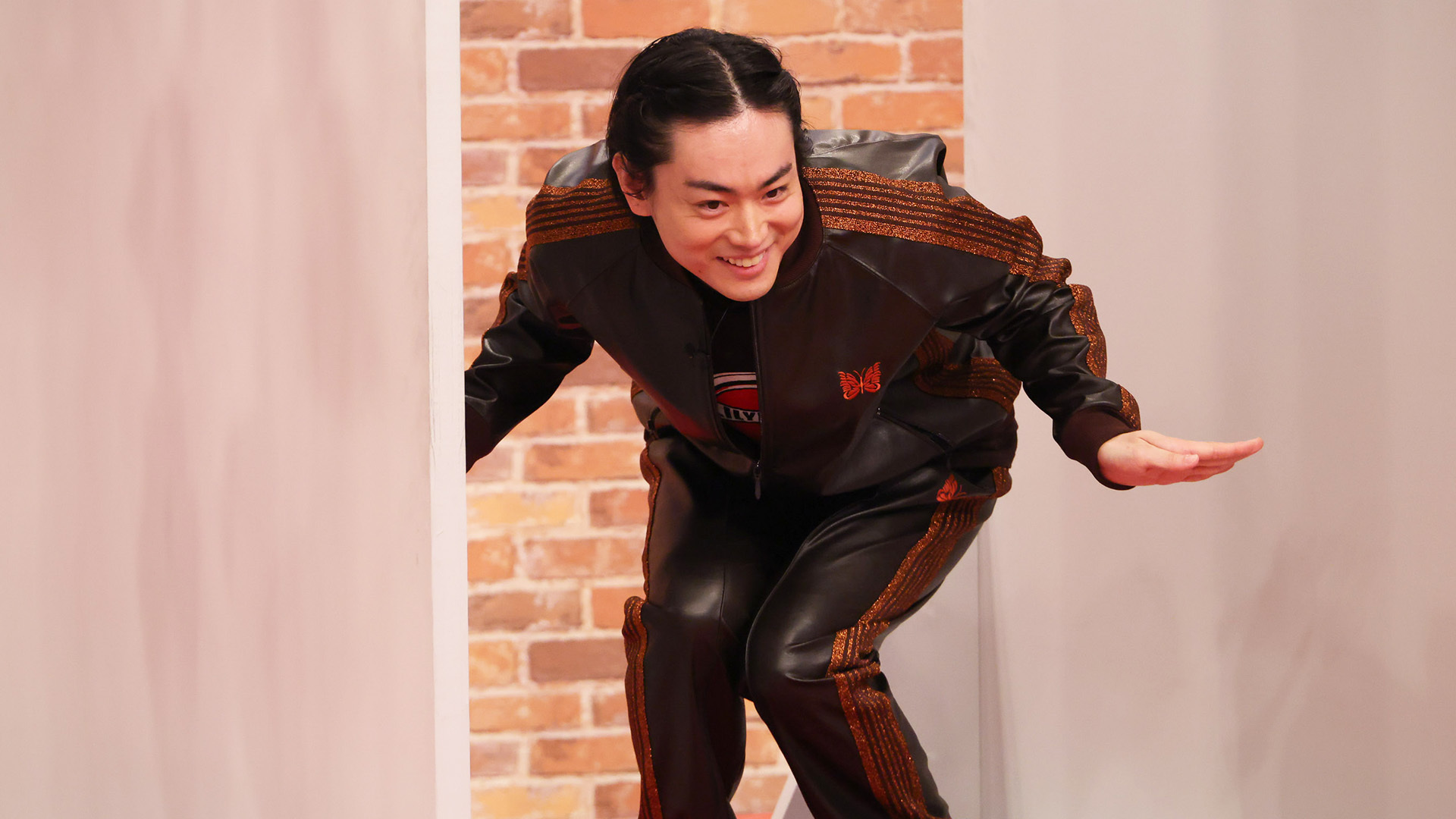 菅田になりたい芸人たちが即興ポーズ伝達で大渋滞!