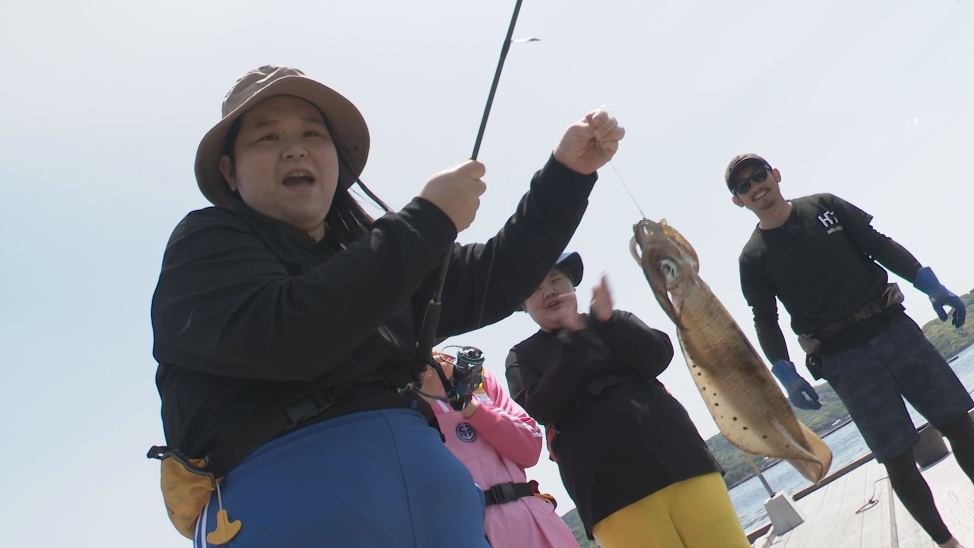 ぼる塾が人生初の釣りに挑戦! イカを釣って食べる「つり部屋」