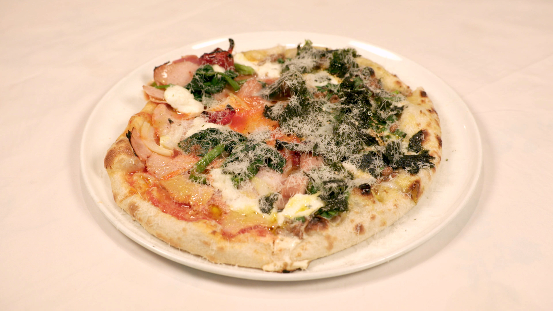 東京都墨田区東向島の納豆のピザと辛いパスタ