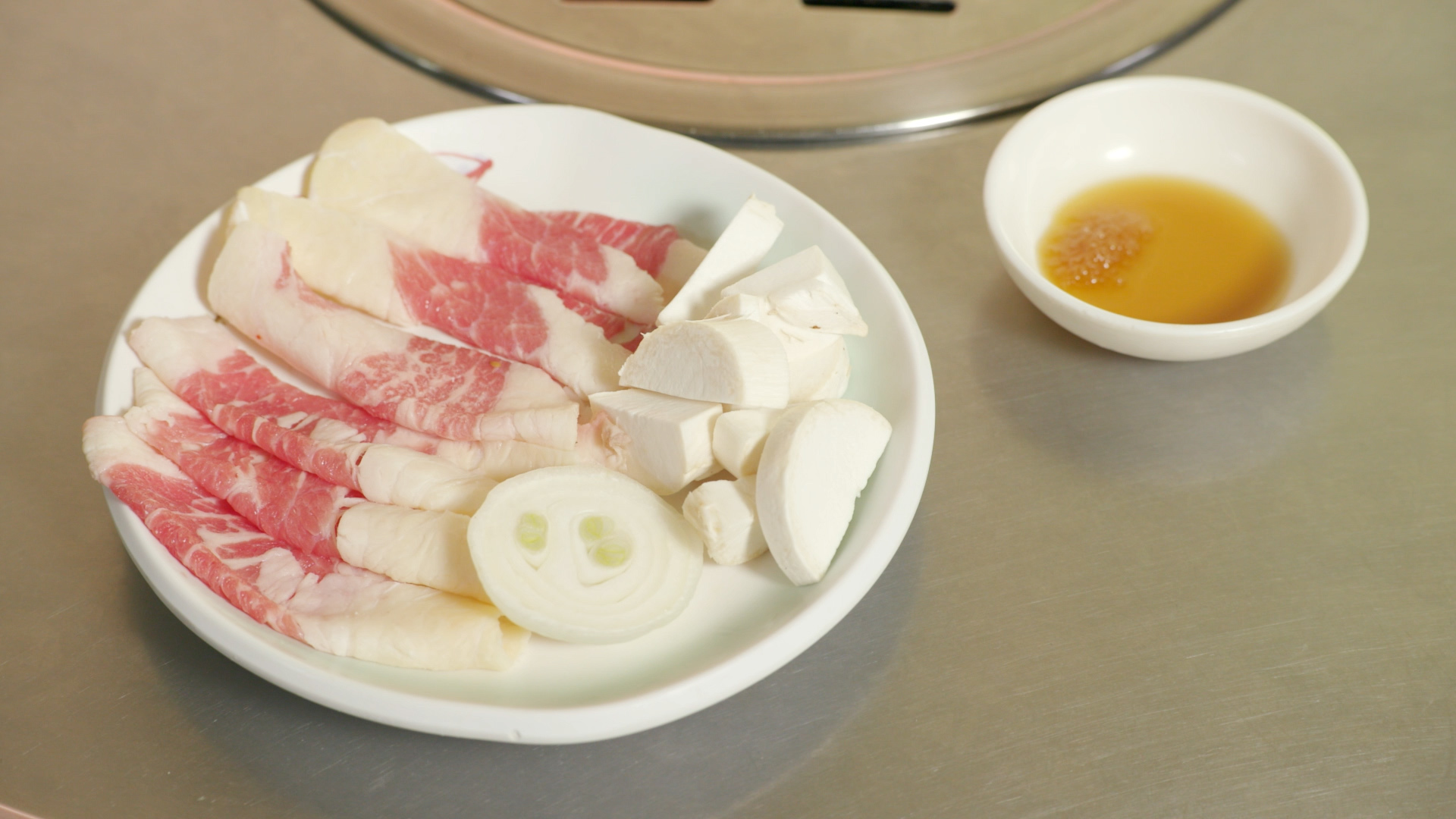 韓国ソウル特別市の骨付き豚カルビとおかずの群れ