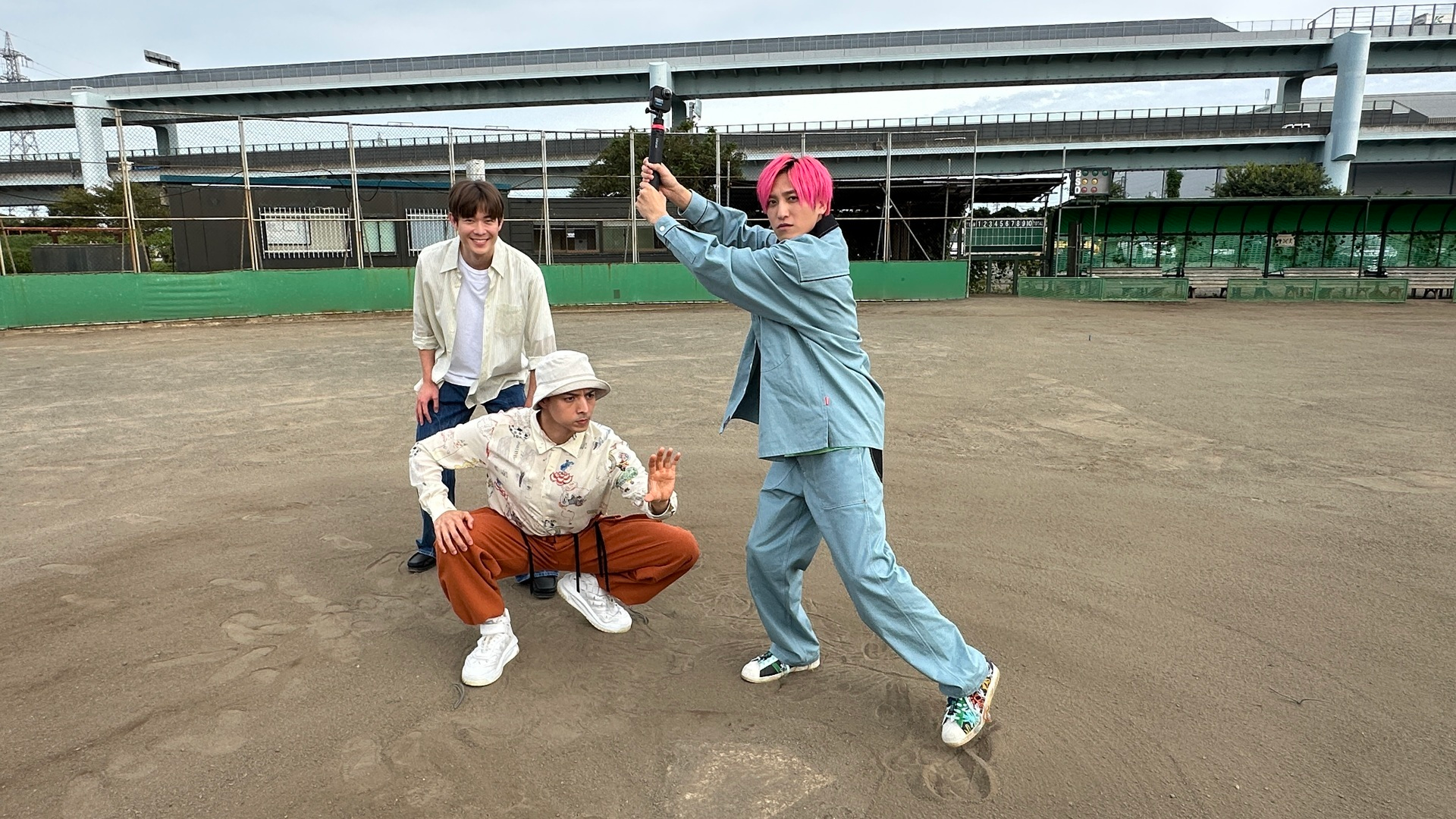 アメリカ生まれアカデミー賞俳優の宮沢氷魚と“3兄弟”仲良しグルメ旅!