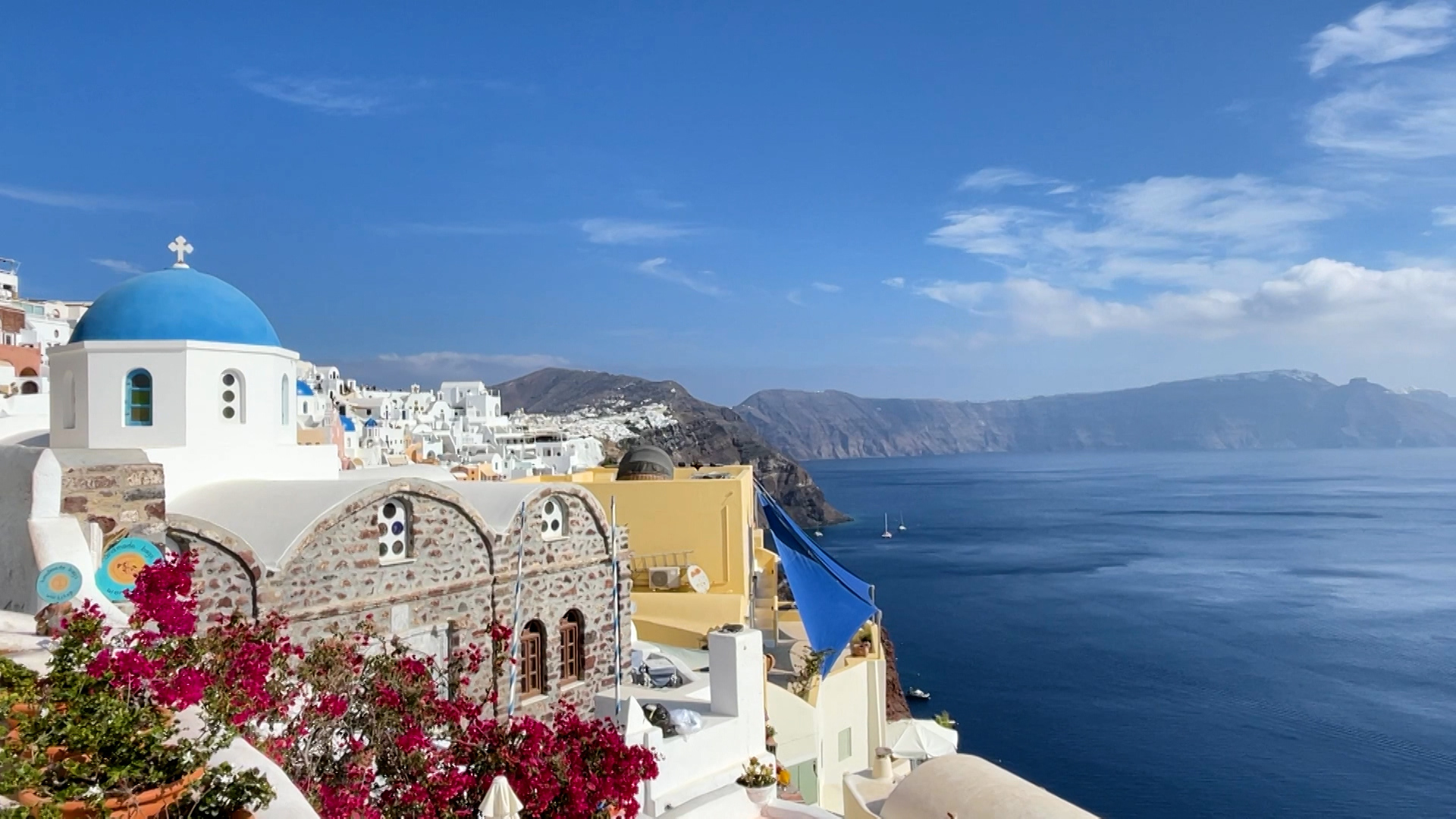 紺碧の海と白亜の街! サントリーニ島で絶景に酔いしれる暮らし