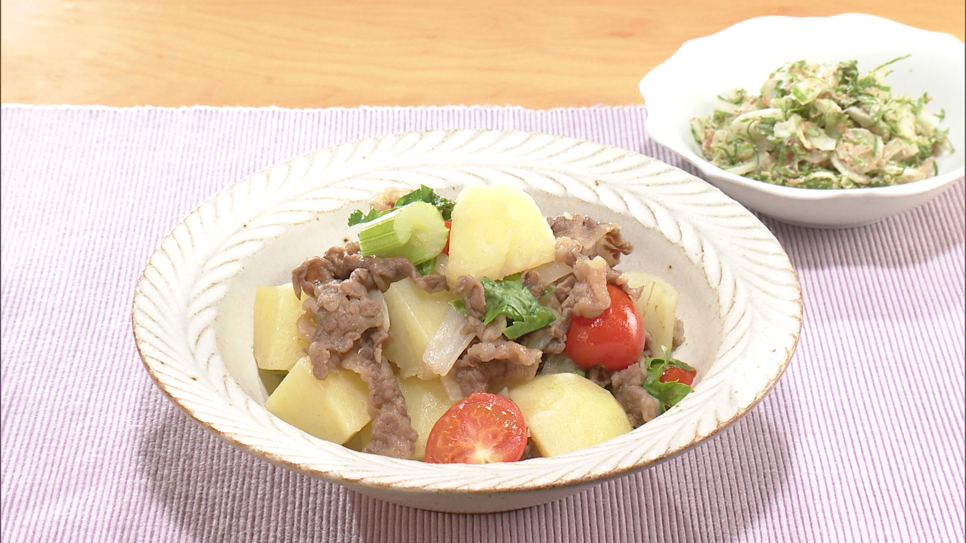 トマトとセロリの塩肉じゃが／セロリのマヨおかかあえ