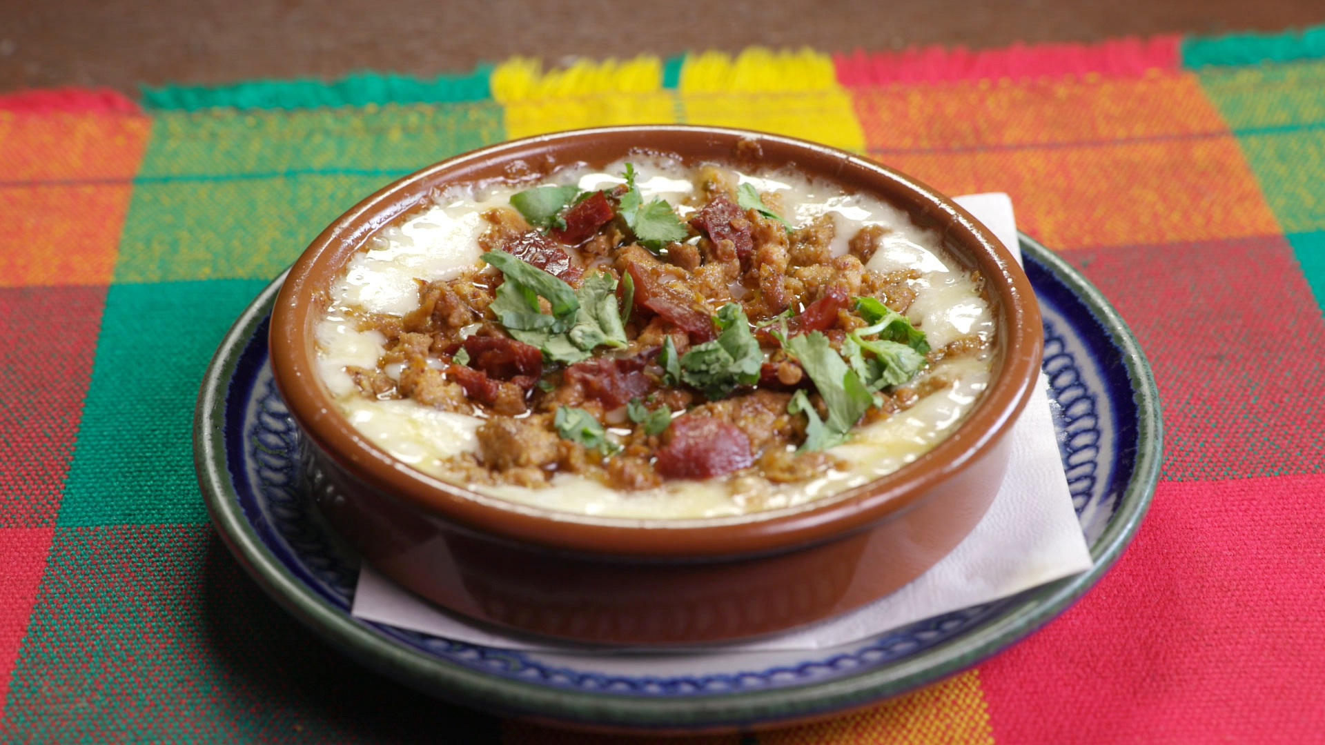 東京都港区南麻布のチョリソのケソフンディードと鶏肉のピピアンベルデ