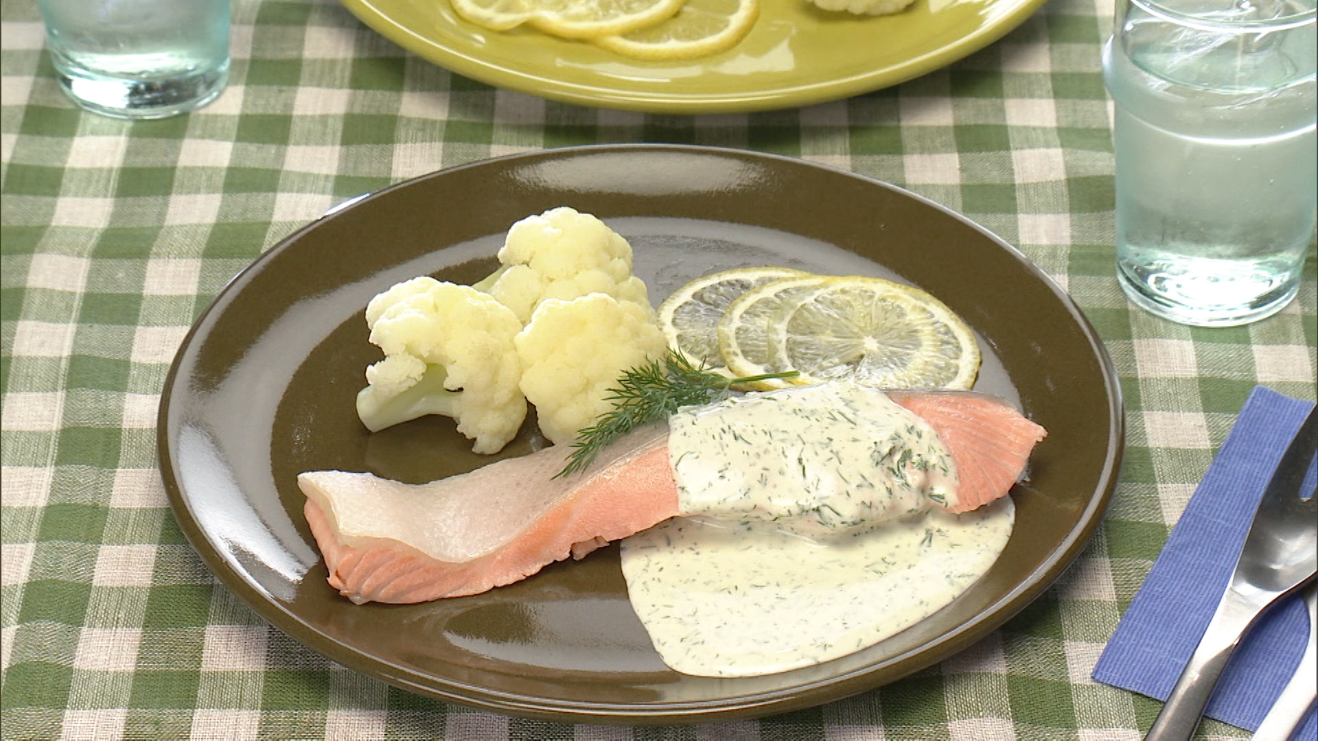 ゆる茹でサーモン レモン添え