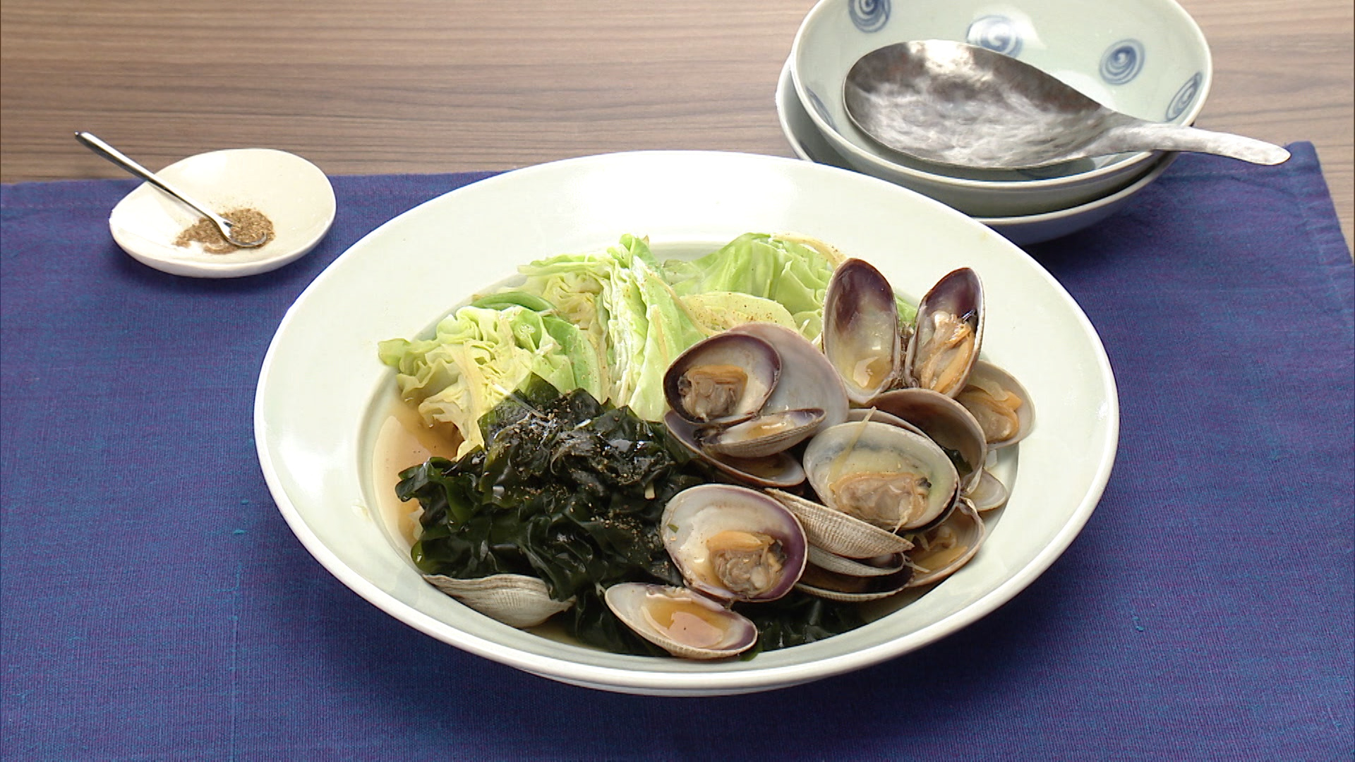 春キャベツとわかめのあさり蒸し